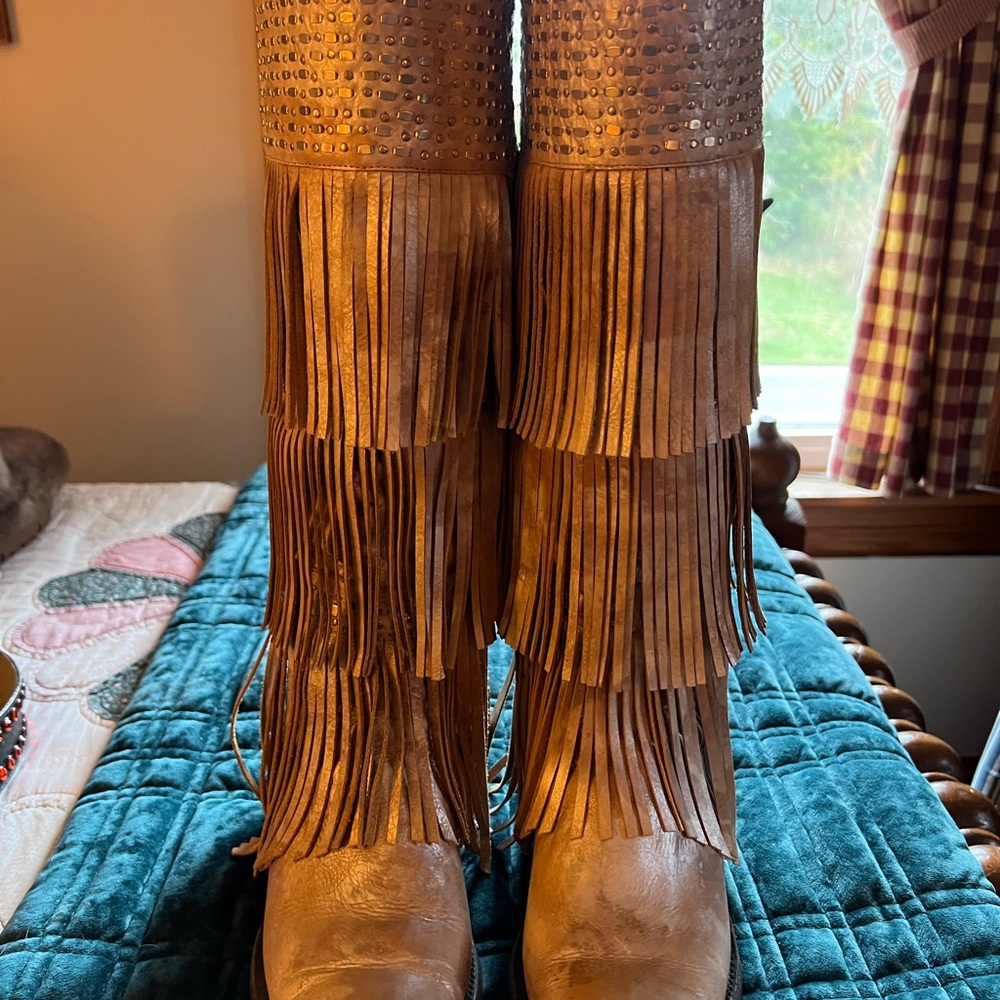 Old Gringo pale gold fringed boots. Hard to find, excellent condition. Size 9.